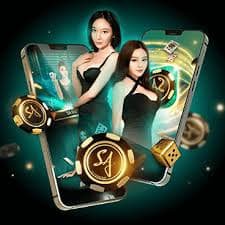 Pengguna sedang melakukan pengamanan akun dengan smartphone dan komputer